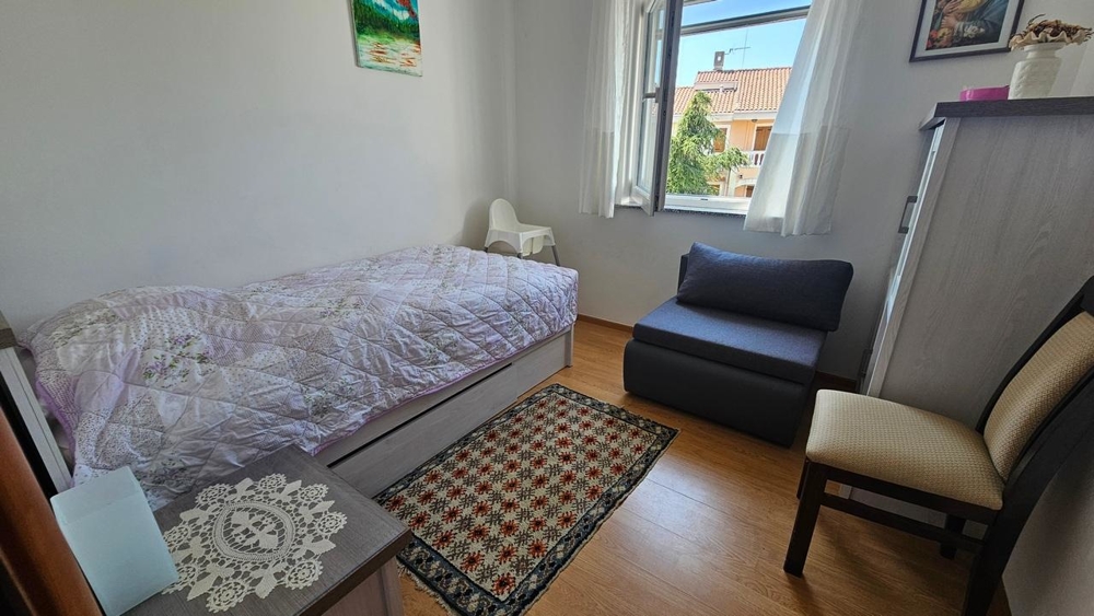 Spálňa s jednolôžkom a kreslom