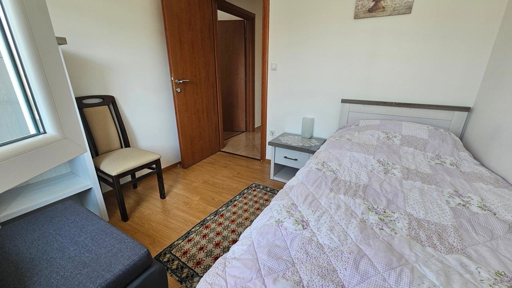 Jednolôžková izba s posteľou a oknom