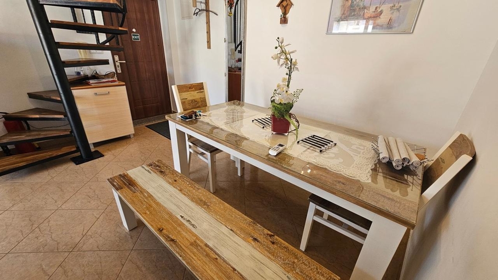 Jedálenský kút s dreveným stolom a lavicou