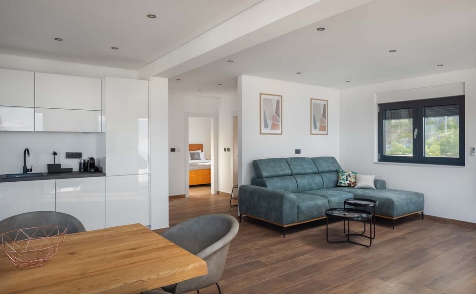 Obývacia izba s pohovkou a prístupom do spální