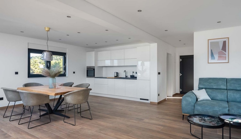 Moderná otvorená obývacia a kuchynská časť s posedením