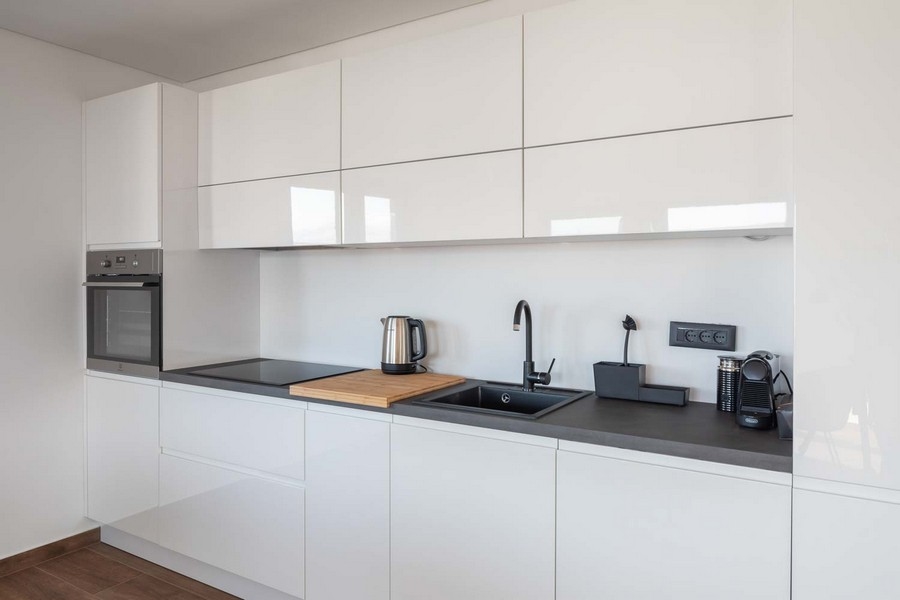 Kvalitne vybavená kuchynská linka so spotrebičmi a armatúrami