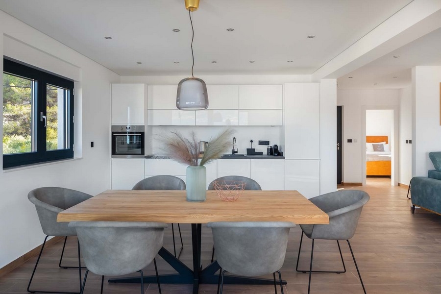 Jedálenský kút s výhľadom na more cez dve veľké okná