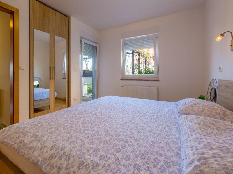 Spálňa s manželskou posteľou a šatníkovou skriňou