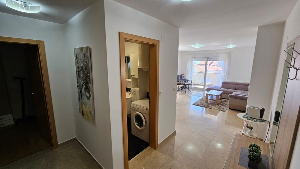 Predsieň s výhľadom do obývačky