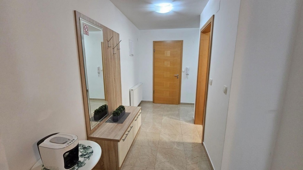 Kúpeľňa so sprchovacím kútom a práčkou