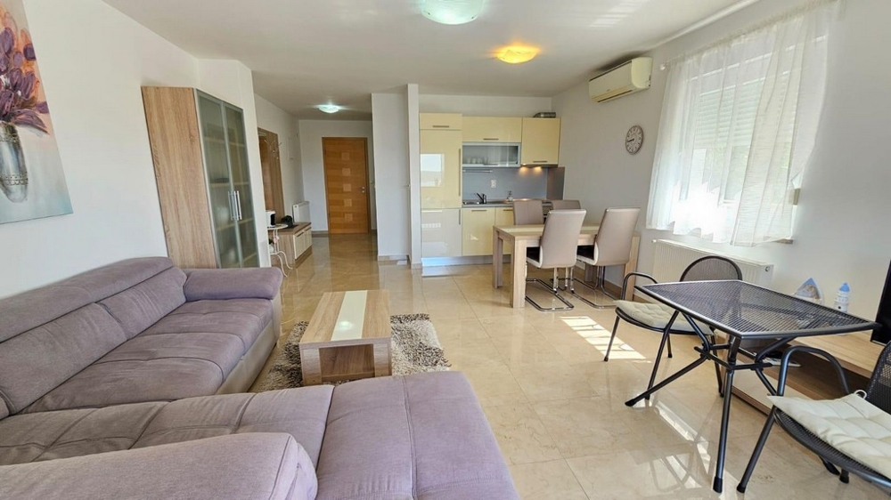 Štýlovo zariadený obývací priestor nehnuteľnosti A3633 v Crikvenici, Chorvátsko.