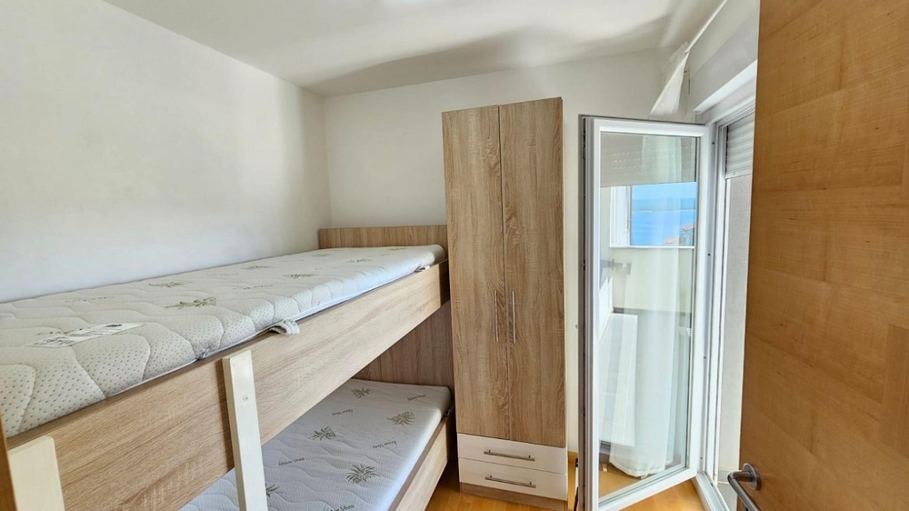 Malá spálňa s poschodovou posteľou