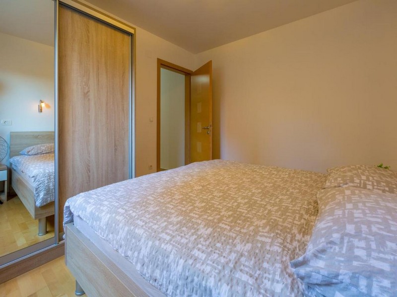 Spálňa so šatníkom a posteľou