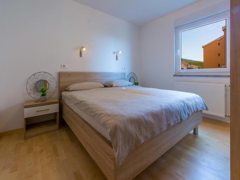 Spálňa s manželskou posteľou a oknom