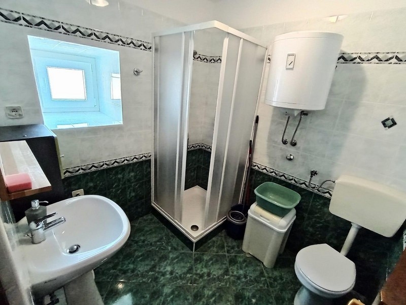 Kúpeľňa so sprchovacím kútom a oknom