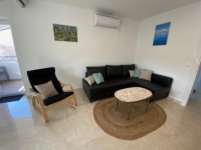 Štýlovo zariadený obývací priestor dovolenkového apartmánu A3639 v Chorvátsku.