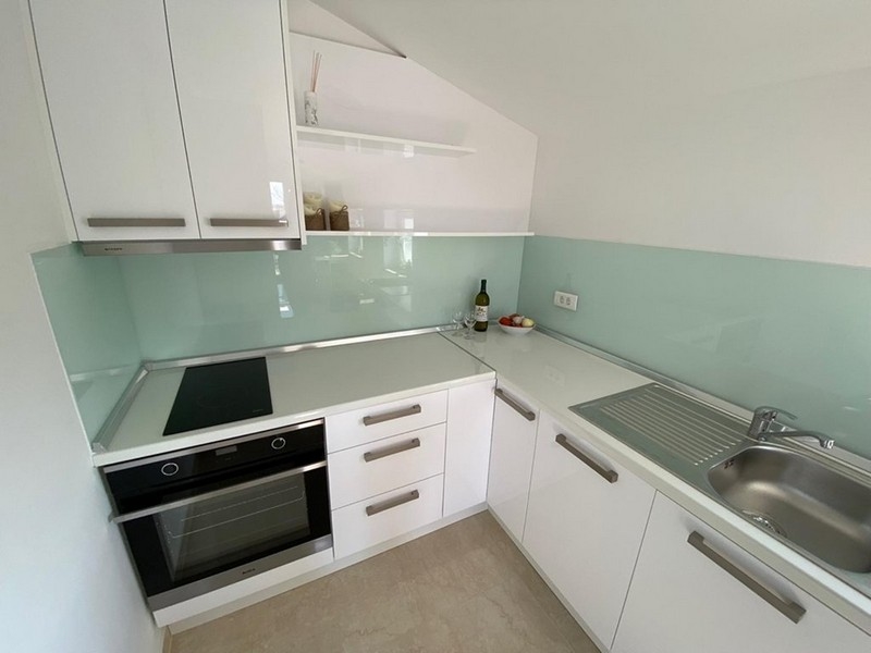 Moderná kuchyňa so sklenenou zadnou stenou