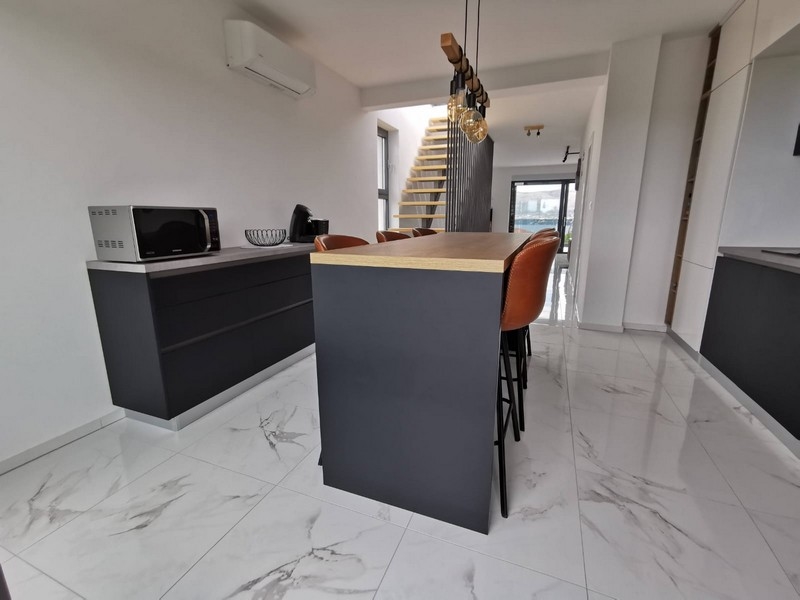 Kuchynský kút s výhľadom na schodisko