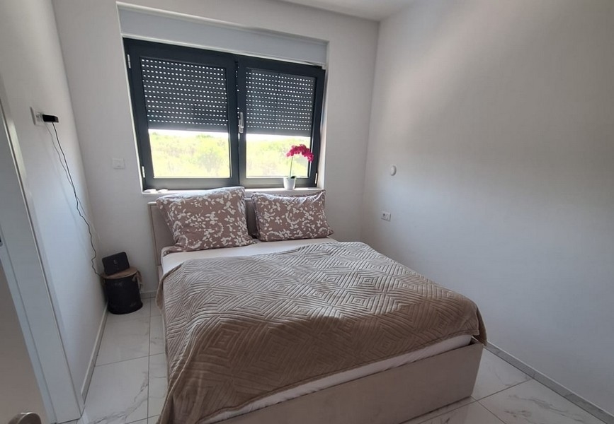 Svetlá spálňa s manželskou posteľou