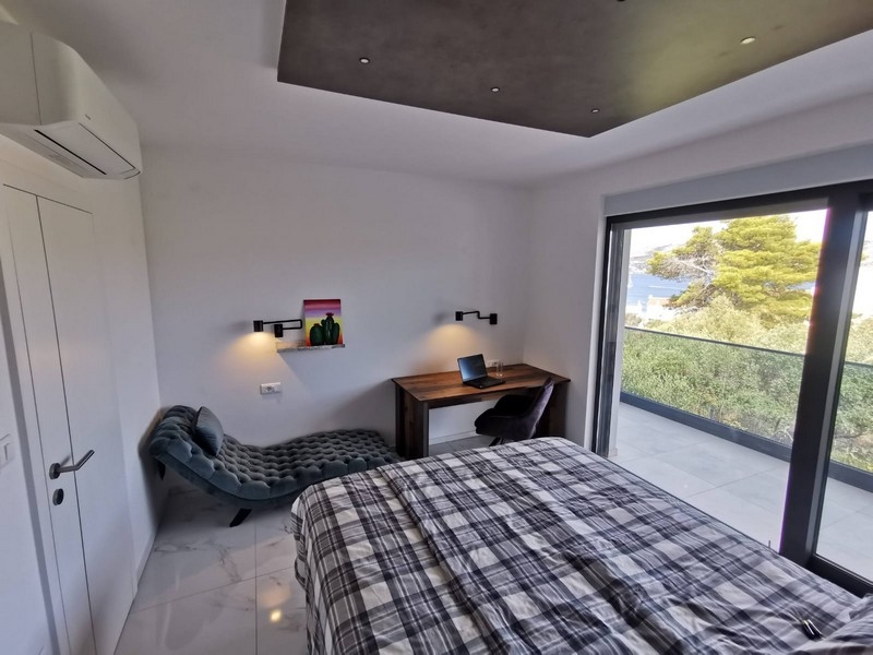 Spálňa s pracoviskom a výhľadom na more