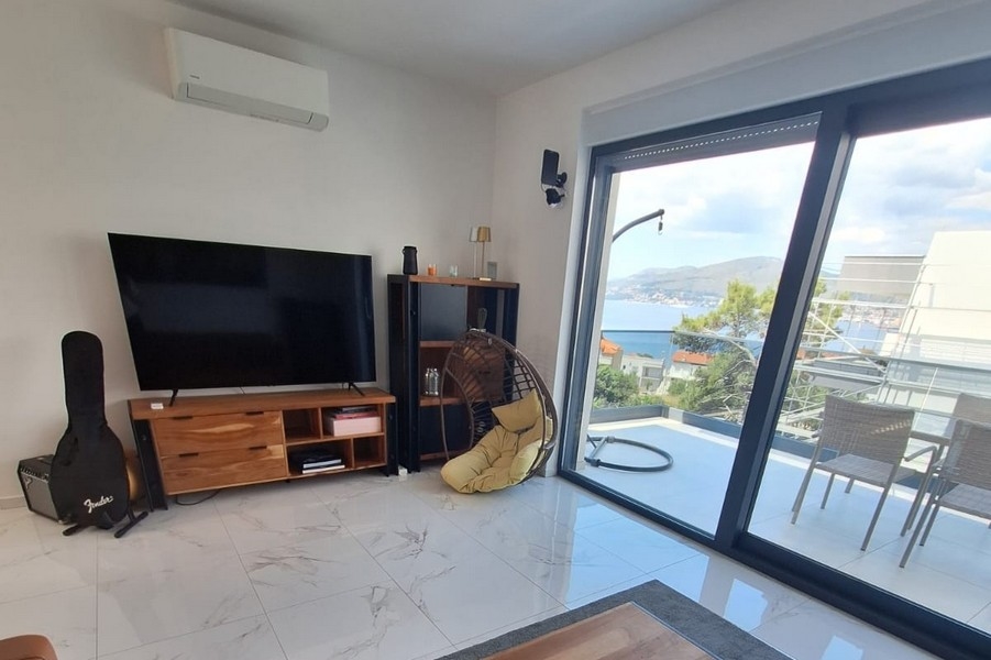 Obývacia izba s výstupom na terasu