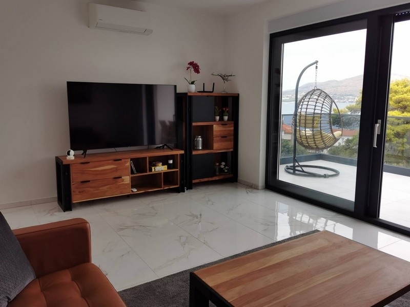 Obývacia izba s TV a výhľadom na more