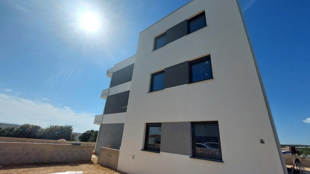 Novostavba bytového domu s modernou fasádou