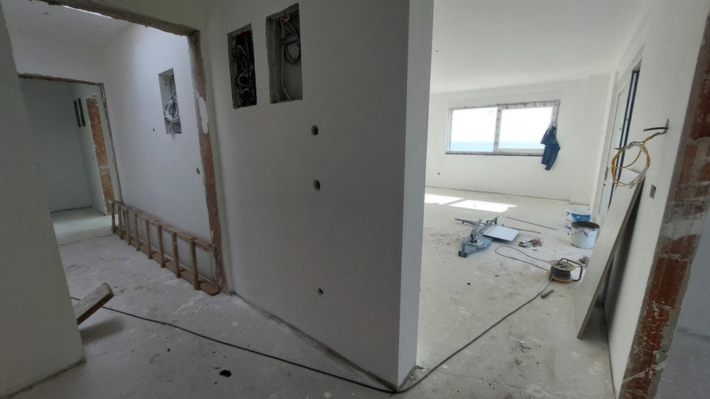 Predsieň s výhľadom do obývacej časti