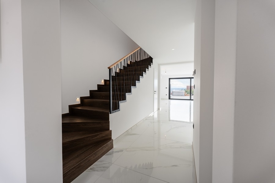 Chodba so schodiskom a výhľadom na more