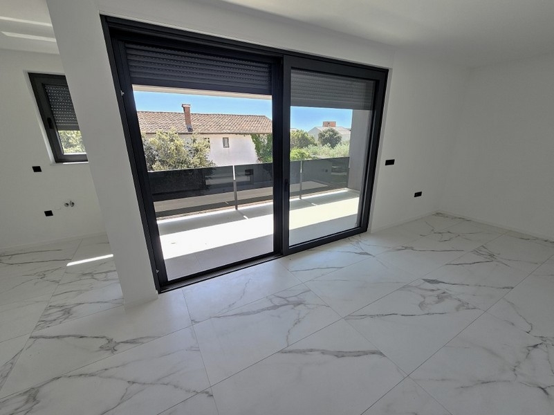 Pohľad z obývacej časti do kuchyne