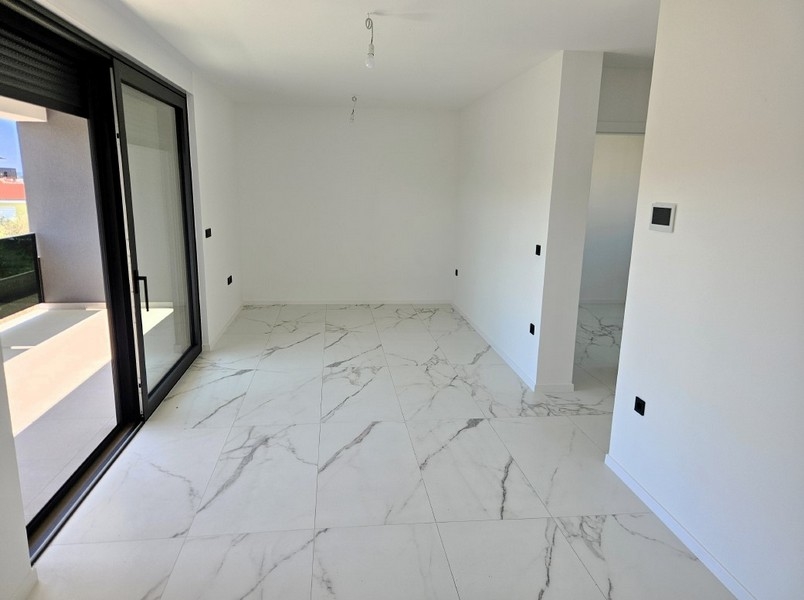 Spálňa s oknom a klimatizáciou