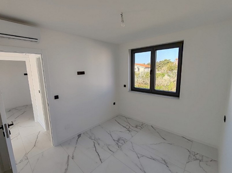 Moderná kúpeľňa so sprchovacím kútom a oknom