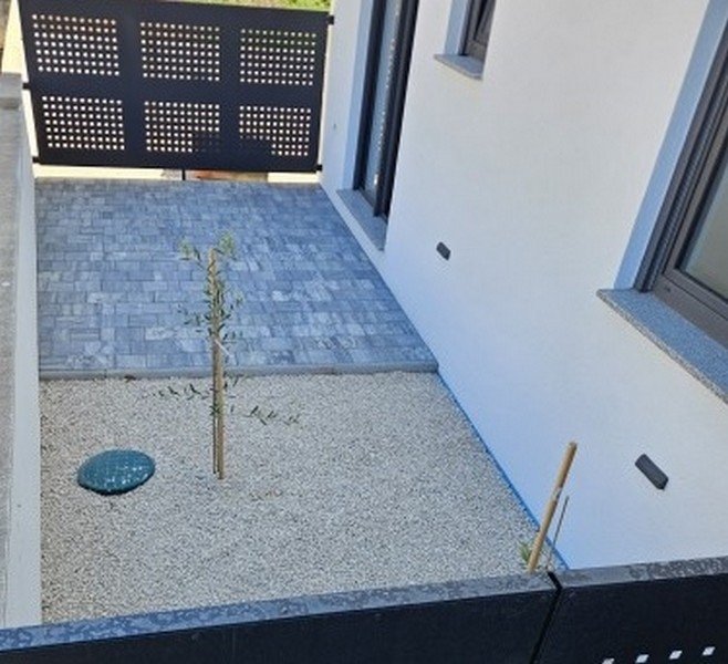 Malá záhradná plocha so štrkom a výsadbou