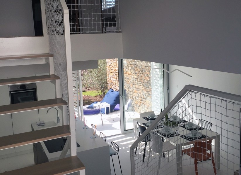 Pohľad z galérie do obytných a vonkajších priestorov