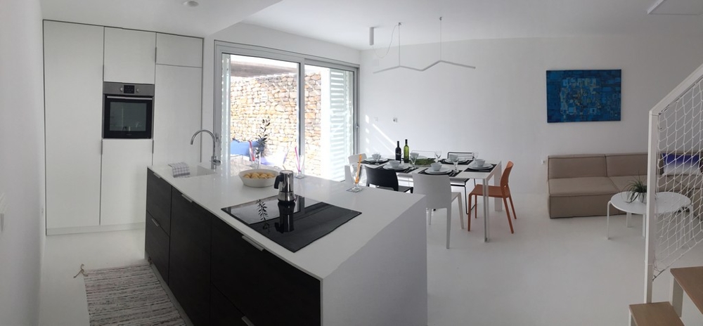 Moderná kuchyňa s jedálenským kútom a vstupom na terasu