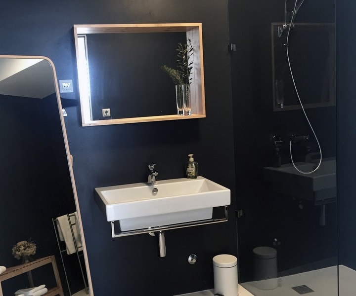 Moderná kúpeľňa s čiernou stenou a sprchovacím kútom