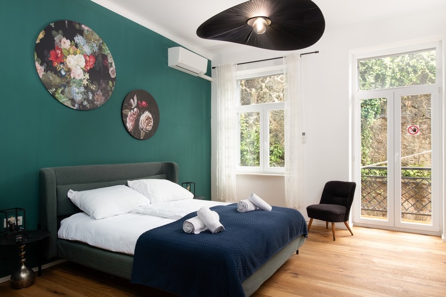 Veľká spálňa s manželskou posteľou a balkónom