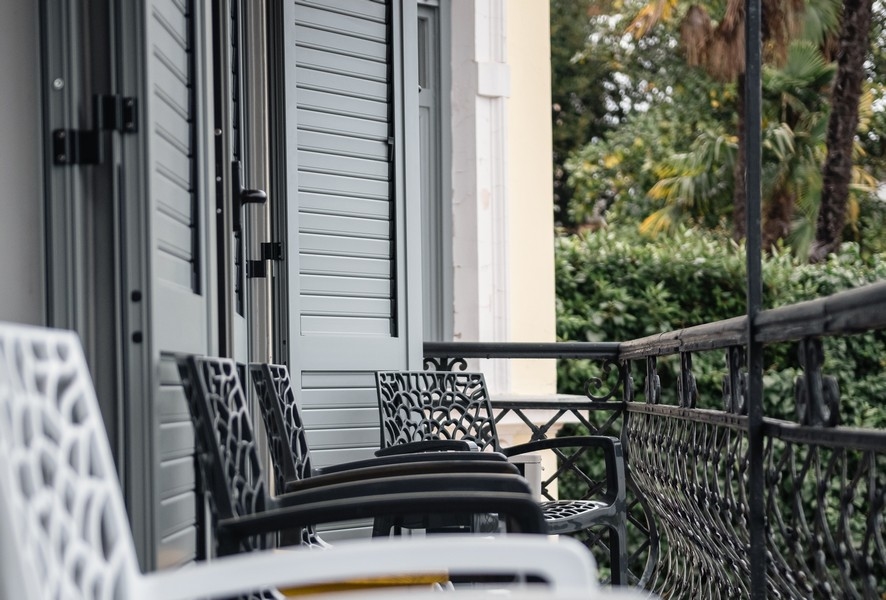 Terasa štýlovej nehnuteľnosti A3652 v Opatiji, Chorvátsko.