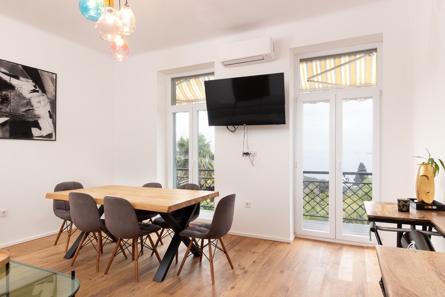 Jedálenský kút s výhľadom na more