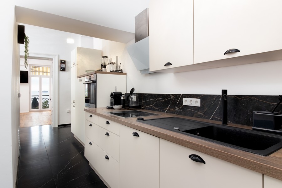 Moderná kuchyňa s tmavou pracovnou doskou