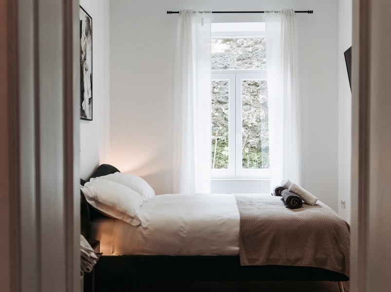 Spálňa s jednolôžkom a svetelnými závesmi