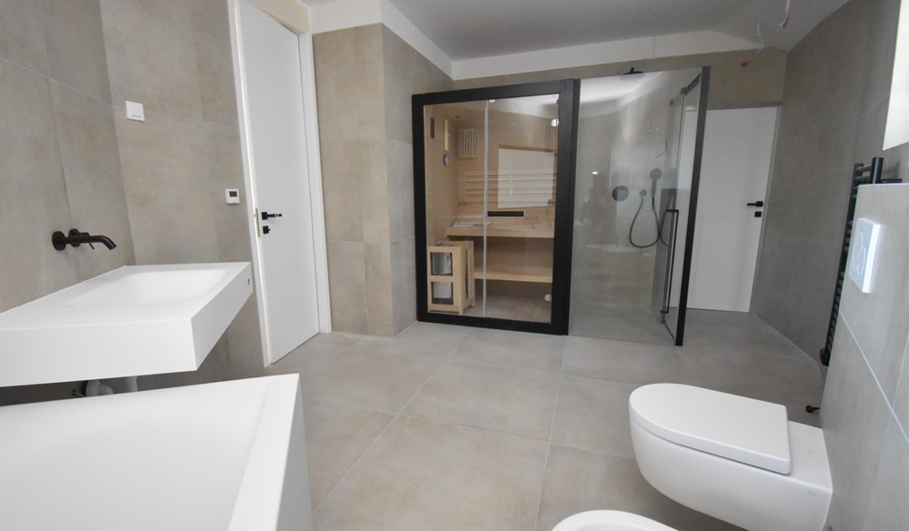 Moderná kúpeľňa so saunou a sprchou