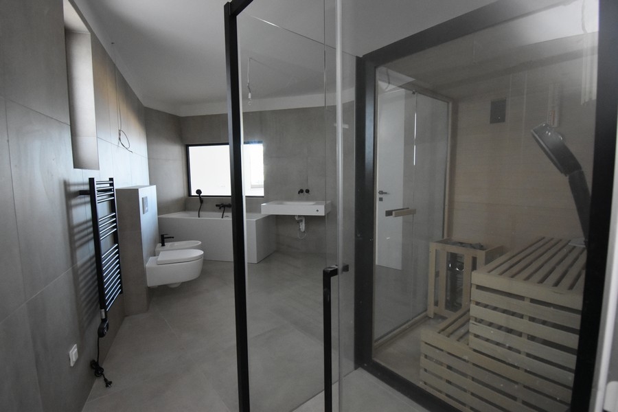 Sauna a sprchovací kút na úrovni podlahy v kúpeľni