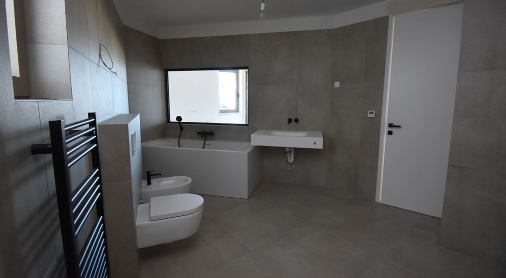 Priestranná kúpeľňa s vaňou a WC