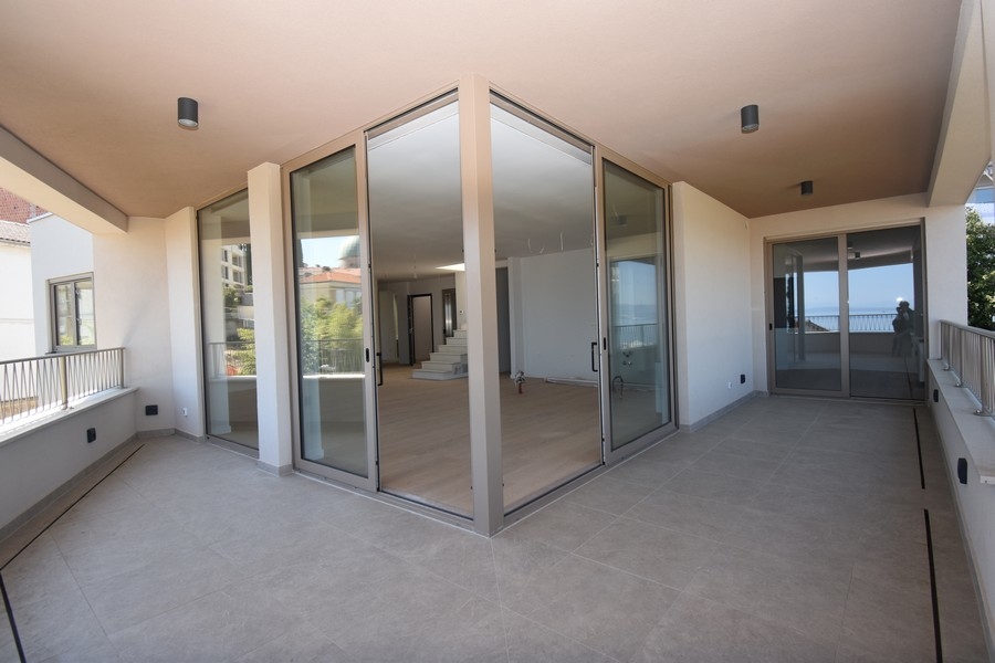 Krytá terasa s preskleným priečelím a vstupom do obývačky