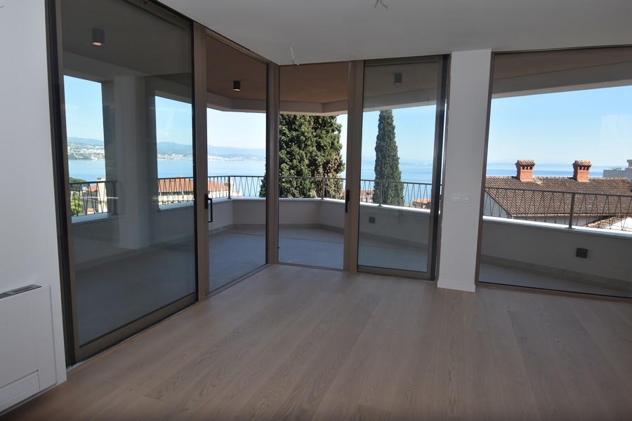 Výhľad do interiéru s výhľadom na more cez veľké čelné okno