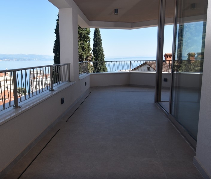 Terasa s výhľadom na more a moderným parapetom