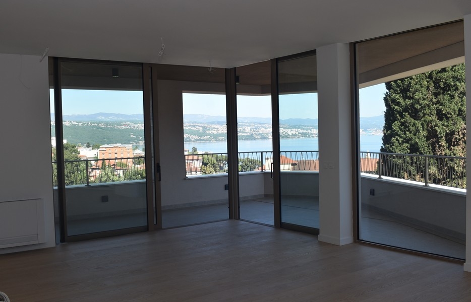 Obývacia izba s výhľadom na terasu a more