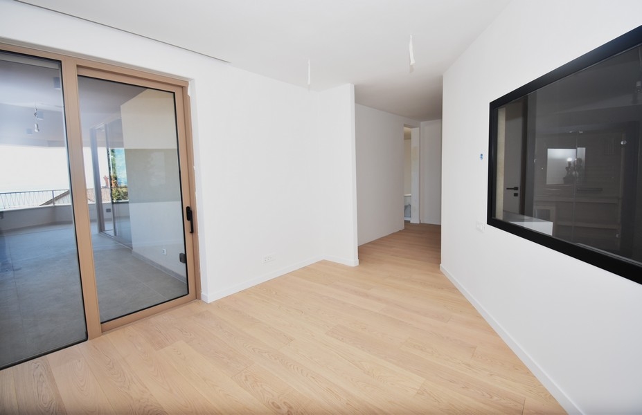 Svetlá chodba s výstupom na terasu