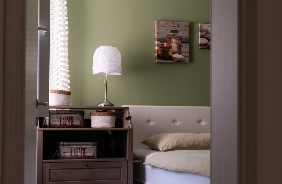 Pohľad do spálne s nočnou lampou