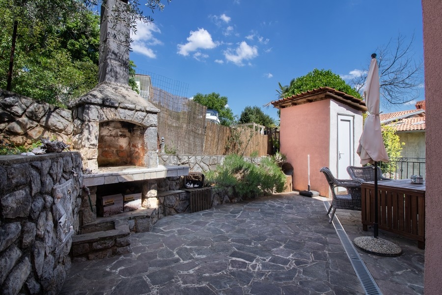 Kamenná terasa s murovaným grilom