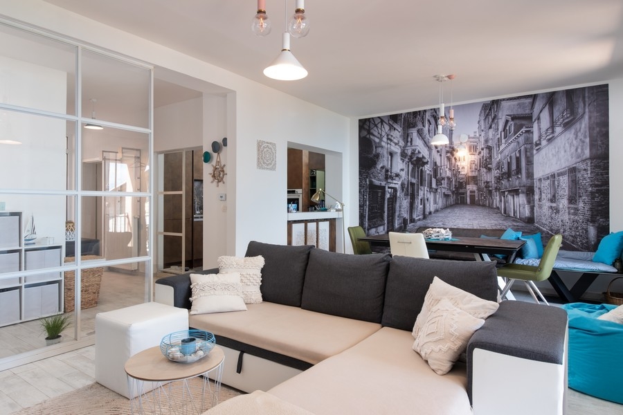 Obývacia izba s nástennou maľbou a jedálenským kútom