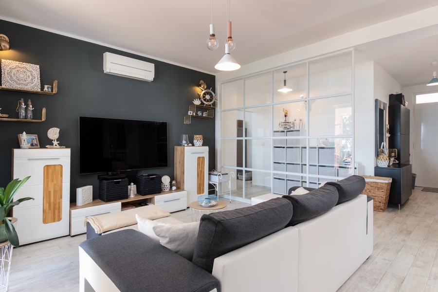 Obývacia izba s TV stenou a klimatizáciou