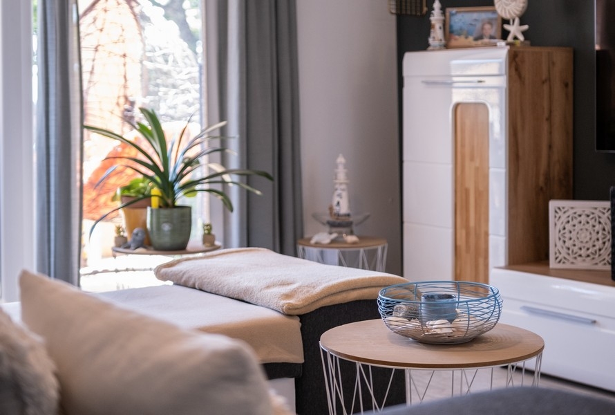 Detail obývacej izby s konferenčným stolíkom a rastlinou